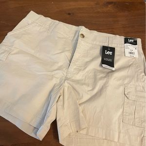 Lee’s Midrise women’s short in size 18. BNWT.